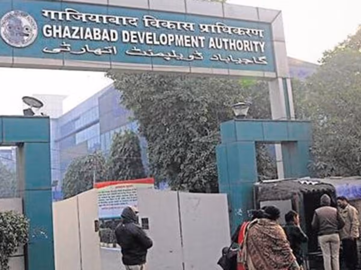 Ghaziabad: विकास प्राधिकरण ने दो माह में 100 से अधिक अवैध निर्माण ढहाए